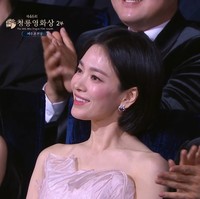 Song Hye Kyo tak henti memukau penggemar dengan pesonanya yang awet muda, seolah tak menua. Kehadirannya di acara Blue Dragon Film Awards 2025 viral menjadi sorotan. Foto: dok. theqoo