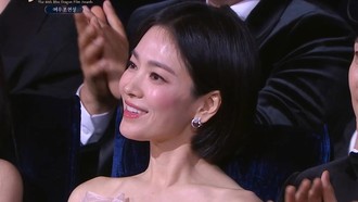 Pesona Song Hye Kyo Tak Tertandingi, Cantik Bersinar di Blue Dragon Awards