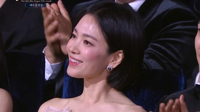 Pesona Song Hye Kyo Tak Tertandingi, Cantik Bersinar di Blue Dragon Awards