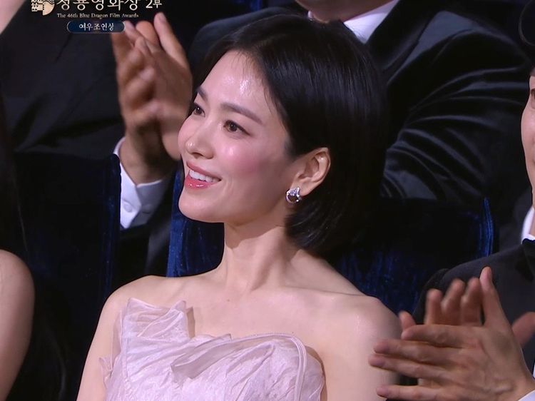 Pesona Song Hye Kyo Tak Tertandingi, Cantik Bersinar di Blue Dragon Awards