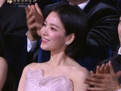 Pesona Song Hye Kyo Tak Tertandingi, Cantik Bersinar di Blue Dragon Awards