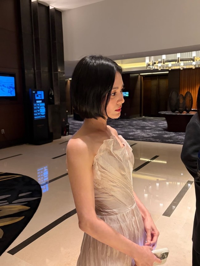 “Sayang sekali aku tidak bisa berjalan di red carpet karena terburu-buru ke sini saat syuting,” jelas Song Hye Kyo lewat unggahan Instagram Story. Foto: dok. theqoo