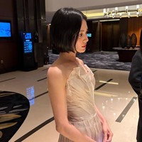 “Sayang sekali aku tidak bisa berjalan di red carpet karena terburu-buru ke sini saat syuting,” jelas Song Hye Kyo lewat unggahan Instagram Story. Foto: dok. theqoo