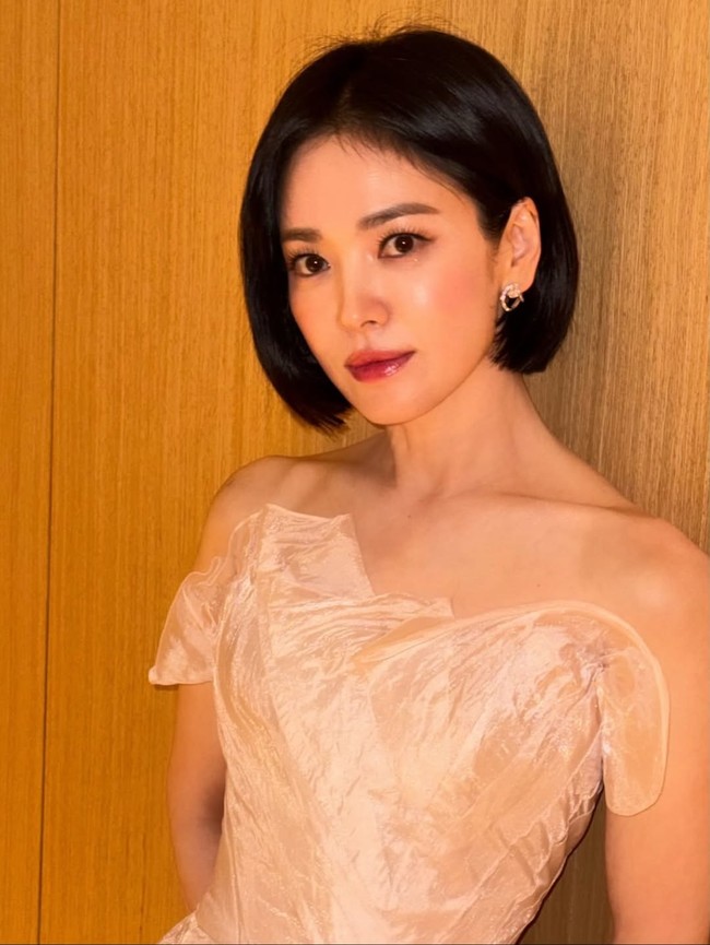 Aktris 43 tahun itu tampak mengenakan gaun berwarna pink rancangan desainer lokal Korea, Choi Jae Hoon. Penampilannya pun dilengkapi dengan kemewahan koleksi perhiasan merek Prancis, Chaumet. Foto: dok. theqoo