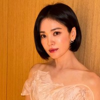 Aktris 43 tahun itu tampak mengenakan gaun berwarna pink rancangan desainer lokal Korea, Choi Jae Hoon. Penampilannya pun dilengkapi dengan kemewahan koleksi perhiasan merek Prancis, Chaumet. Foto: dok. theqoo