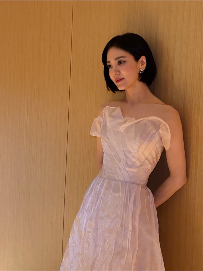 Sayangnya Song Hye Kyo terpaksa melewatkan momen berlenggak di red carpet karena masih disibukkan dengan jadwal syuting. Foto: dok. theqoo