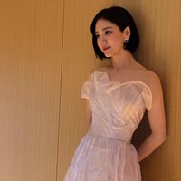 Sayangnya Song Hye Kyo terpaksa melewatkan momen berlenggak di red carpet karena masih disibukkan dengan jadwal syuting. Foto: dok. theqoo