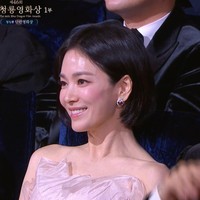Malam itu, Song Hye Kyo hadir sebagai salah satu nominasi penghargaan Aktris Terbaik untuk penampilannya di film Dark Nuns. Ia bersaing dengan Son Ye Jin, Lee Jae In, Lee Hye Young, hingga Yoona. Foto: dok. theqoo