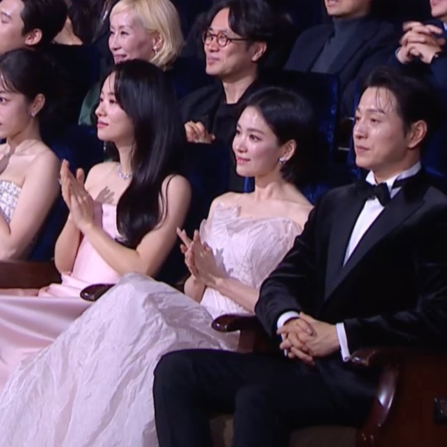 Meski datang terlambat dan belum memenangkan penghargaan Aktris Terbaik di Blue Dragon Film Awards 2025, Song Hye Kyo tetap viral menjadi perbincangan karena gayanya yang anggun dan menawan. Foto: dok. theqoo