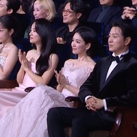 Meski datang terlambat dan belum memenangkan penghargaan Aktris Terbaik di Blue Dragon Film Awards 2025, Song Hye Kyo tetap viral menjadi perbincangan karena gayanya yang anggun dan menawan. Foto: dok. theqoo
