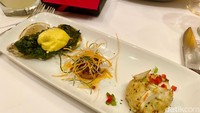 Seafood Trio menjadi hidangan pembuka yang menonjolkan karakter kuliner New Orleans, memadukan Blue Crab Cake, Jumbo Scallop, dan Oyster Rockefeller dalam satu piring yang elegan. Foto: detikFood