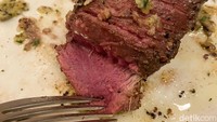 Ciri khas Ruth’s Chris terletak pada teknik memanggang steak dalam oven bersuhu 982°C dan penyajian di piring panas 260°C agar tekstur daging tetap juicy sampai gigitan terakhir. Foto: detikFood