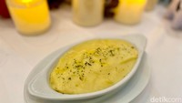 Menu pelengkap seperti mashed potato lembut, pan-roasted wild mushrooms, dan grilled asparagus dengan hollandaise turut menjaga keseimbangan rasa dalam sajian steaknya. Foto: detikFood