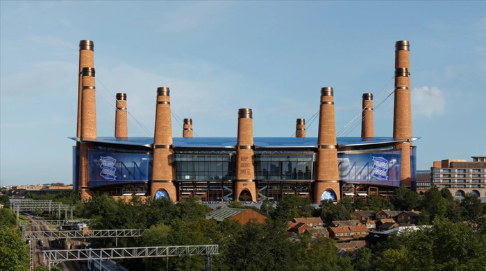 Stadion baru milik Birmingham City yang sangat unik karena dikelilingi oleh cerobong asap.