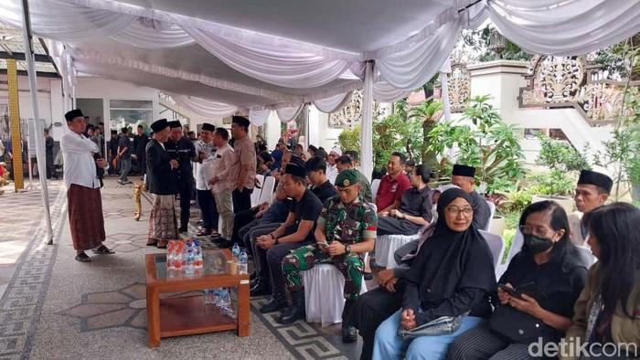 Rumah duka Wali Kota Malang dipenuhi pelayat usai istri meninggal

Baca artikel detikjatim, 