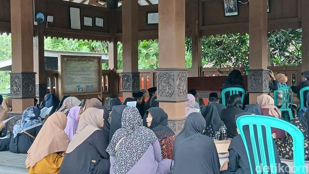 Suasana rumah duka Mbah Lasiyo sesepuh Sedulur Sikep Dukuh Karangpace, Desa Klopoduwur, Kecamatan Banjarejo, Blora. Suasana rumah duka Mbah Lasiyo sesepuh Sedulur Sikep Dukuh Karangpace, Desa Klopoduwur, Kecamatan Banjarejo, Blora.