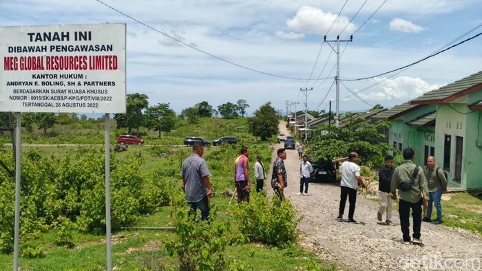 Suasana saat jaksa pada Kejari Kota Kupang melakukan penyitaan terhadap aset milik Linda Liudianto di Kota Kupang, NTT. Jumat (21/11/2025).