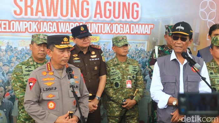 Sultan Hamengku Buwono X (kanan) bersama Kapolri Jenderal Listyo Sigit Prabowo dalam Apel Besar Jaga Warga di Polda DIY, Sleman, Jumat (21/11/2025).