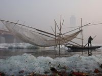 Solar Tumpah di Cileungsi Bogor Bikin Pemotor Berjatuhan, Damkar Turun Tangan