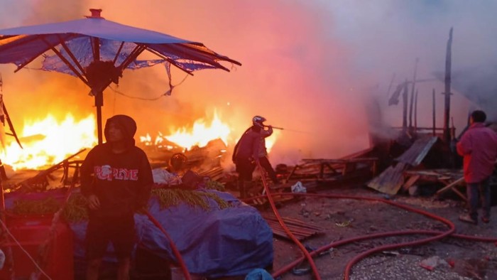 Teks foto: petugas pemadam kebakaran Sidikalang sedang berusaha memadamkan api di pasar tradisional sidikalang (dok. UPT Pemadam kebakaran Sidikalang)