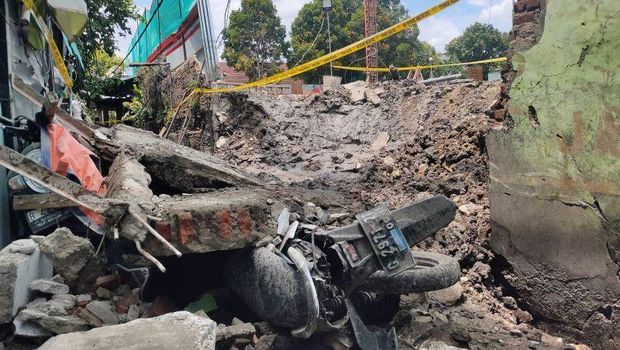 Kondisi pascarobohnya tembok pembatas SDN 01 dan 02 serta SMPN 130 di Kelurahan Kota Bambu Utara, Palmerah, Jakarta Barat, yang menutup jalan serta menimpa sejumlah sepeda motor milik warga, Jumat (21/11/2025). ANTARA/Risky Syukur.