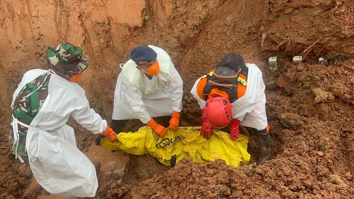 Tim SAR gabungan mengevakuasi korban balita yang tertimbun material longsor di Desa Cibeunying, Kecamatan Majenang, Kabupaten Cilacap, Jumat (21/11/2025).