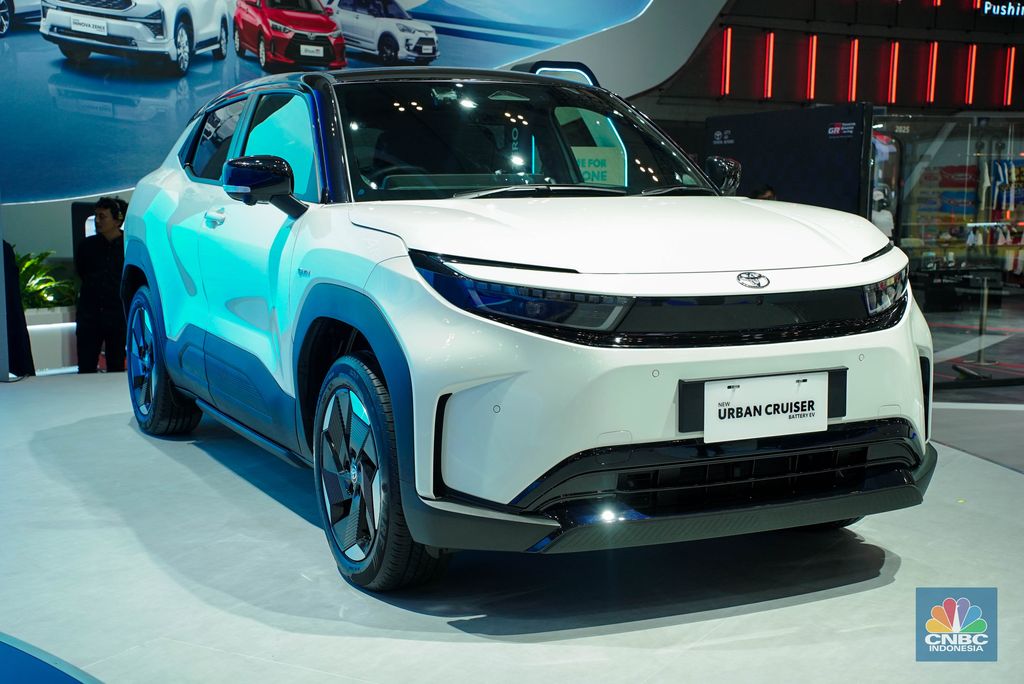 Toyota merilis 3 kendaraan elektrifikasi sekaligus di GJAW 2025, Jakarta, Jumat (21/11/2025). (CNBC Indonesia/Ferry Sandi)