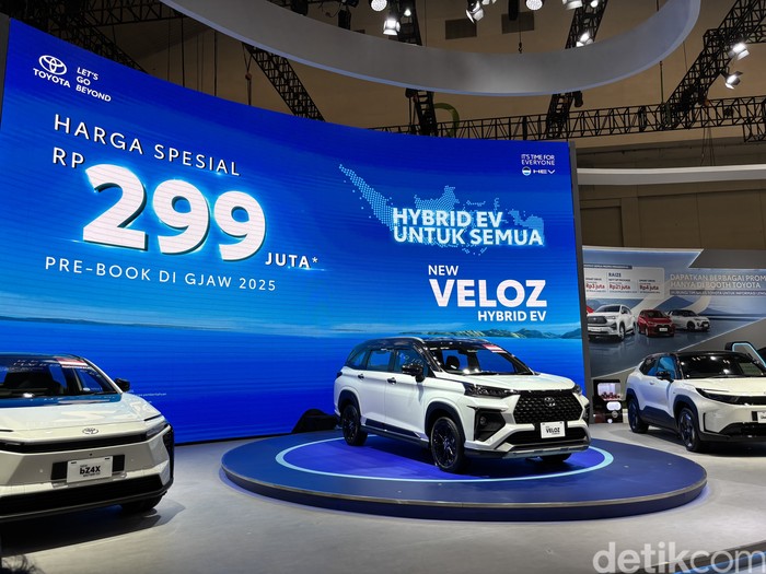 Toyota Veloz Hybrid meluncur di GJAW 2025 dengan harga mulai Rp 299 juta