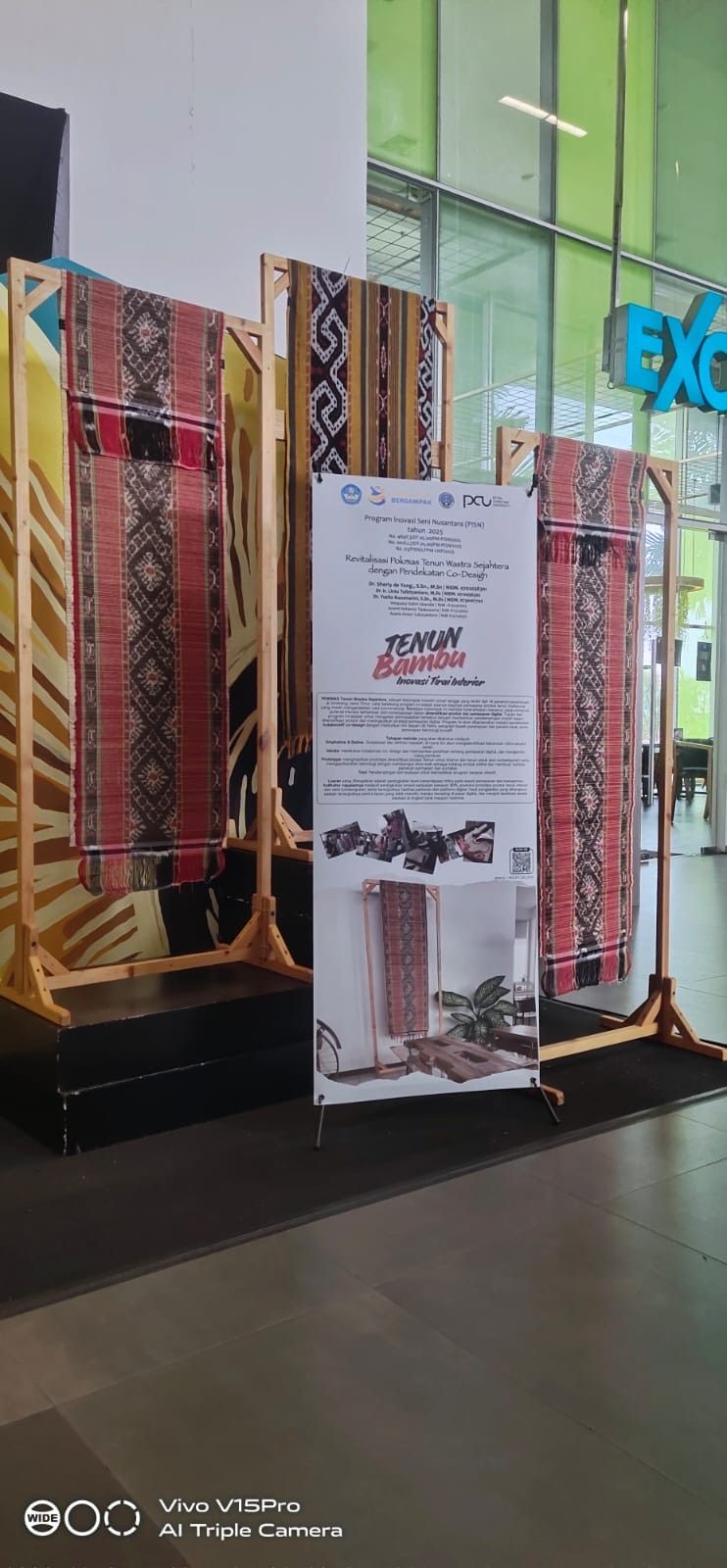 UK Petra Kembangkan Tenun-Bambu Jombang Jadi Produk Interior Kekinian