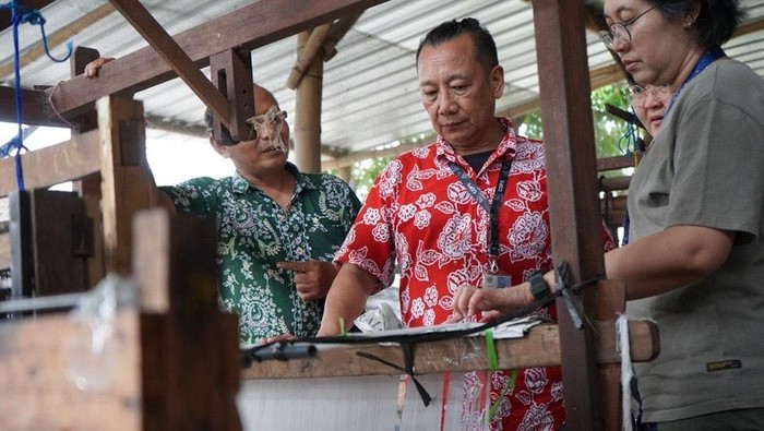 UK Petra Kembangkan Tenun-Bambu Jombang Jadi Produk Interior Kekinian
