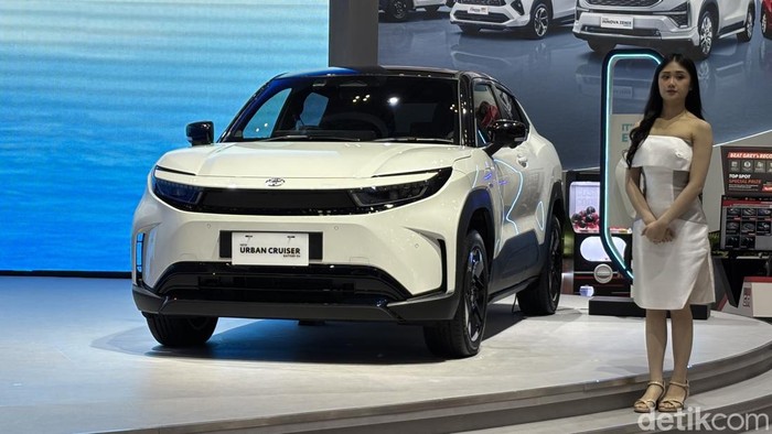 Urban Cruiser listrik meluncur pada ajang GJAW 2025. Full BEV kedua Toyota ini dihargai Rp 700an juta.