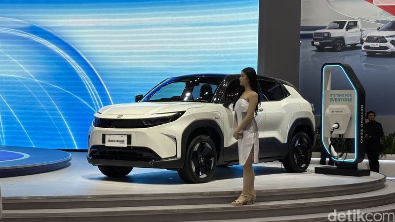 Urban Cruiser listrik meluncur pada ajang GJAW 2025. Full BEV kedua Toyota ini dihargai Rp 700an juta.