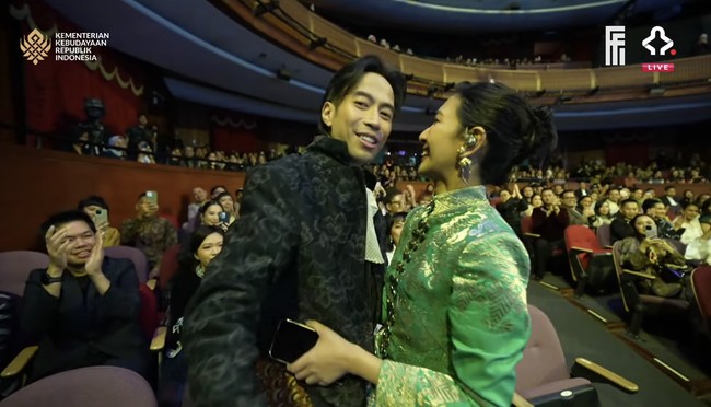 Di keterangan unggahannya Vidi menulis, Malam dimana semua kerja kerasmu diapresiasi. Masih inget waktu kita detox di thailand selama beberapa minggu, aku aja sampe afal saat kamu belajar bahasa Kroasia setiap hari, dari logat, intonasi pengucapan, dan kata2 “Da moram živjeti deset tisuća života, uvijek bih izabrala tebe” terus kamu kumandangkan. Kamu layak menang dengan semua perjuangan dan pengorbanan yang mungkin ga banyak orang tau untuk satu film ini. Congrats ai, truly well deserved…  Foto: YouTube Film Festival Indonesia