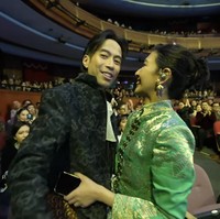 Di keterangan unggahannya Vidi menulis, Malam dimana semua kerja kerasmu diapresiasi. Masih inget waktu kita detox di thailand selama beberapa minggu, aku aja sampe afal saat kamu belajar bahasa Kroasia setiap hari, dari logat, intonasi pengucapan, dan kata2 “Da moram živjeti deset tisuća života, uvijek bih izabrala tebe” terus kamu kumandangkan. Kamu layak menang dengan semua perjuangan dan pengorbanan yang mungkin ga banyak orang tau untuk satu film ini. Congrats ai, truly well deserved…  Foto: YouTube Film Festival Indonesia