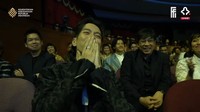 Vidi Aldiano langsung membalas ucapan Sheila Dara dengan kecupan jauh menggunakan tangannya ke arah Sheila. Foto: YouTube Film Festival Indonesia