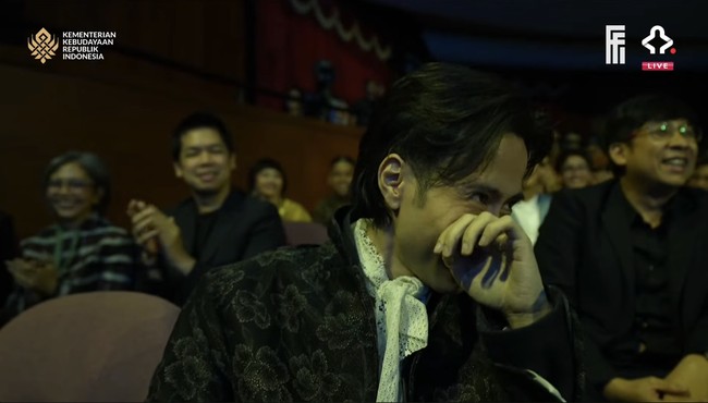 Melihat sang istri, Vidi tampak begitu bangga hingga terharu saat mendengar Sheila menyebutnya dengan suami selamanya. Foto: YouTube Film Festival Indonesia