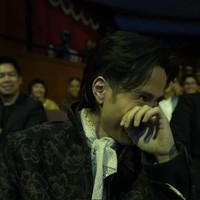 Melihat sang istri, Vidi tampak begitu bangga hingga terharu saat mendengar Sheila menyebutnya dengan suami selamanya. Foto: YouTube Film Festival Indonesia