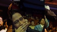Vidi berkaca-kaca saat istrinya memberikan speech di panggung. Suami saya selamanya yang ada di sana,” ucap Sheila. Foto: Instagram/@vidialdiano