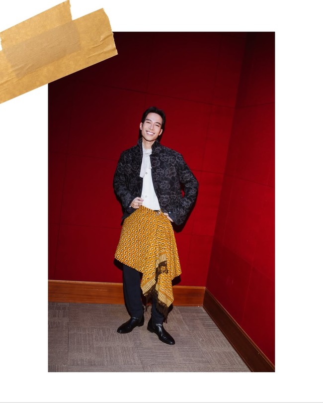 Penampilan Vidi makin lengkap dengan bawahan batik berwarna coklat. Rambut medium-length miliknya tampak dibiarkkan natural dan disisir ke belakang. Foto: dok instagram Vidi Aldiano