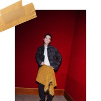 Penampilan Vidi makin lengkap dengan bawahan batik berwarna coklat. Rambut medium-length miliknya tampak dibiarkkan natural dan disisir ke belakang. Foto: dok instagram Vidi Aldiano