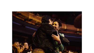 Perayaan Cinta Sheila Dara dan Vidi Aldiano di Depan Piala Citra