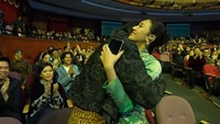Vidi Aldiano menyambut bahagia ketika nama Sheila Dara Aisha disebut sebagai peraih Piala Citra kategori Pemeran Utama Perempuan Terbaik FFI 2025 lewat film Sore: Istri dari Masa Depan. Vidi langsung memeluk dan mencium kening Sheila Dara. Foto: YouTube Festival Film Indonesia