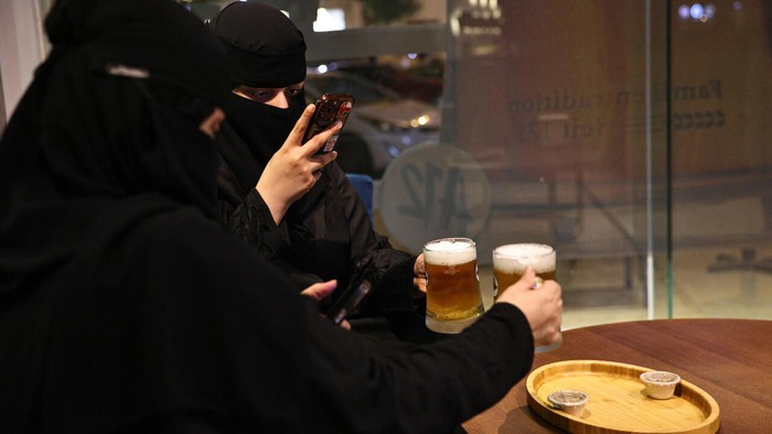 Viral Kafe di Arab Saudi Sajikan Bir, Pelanggannya Wanita Bercadar