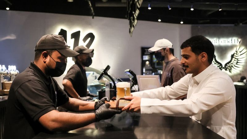 Viral Kafe di Arab Saudi Sajikan 'Bir', Pelanggannya Wanita Bercadar