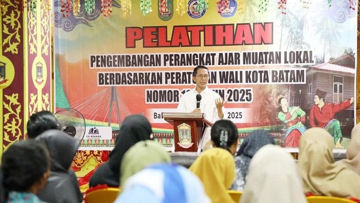 Wali Kota Batam, Amsakar Achmad, membuka Pelatihan Pengembangan Perangkat Ajar Muatan Lokal. (Dok Diskominfo Batam)