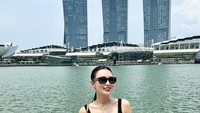 Wika salim saat liburan di Singapura. Dia berfoto dengan latar Marina Bay Sans, salah satu ikon dari kemegahan Singapura, dengan bangunan tiga menara yang khas. Ketiga menara itu terubung dengan struktur menyerupai kapal ini memiliki banyak fasilitas hiburan dan rekreasi seperti hotel, mall, restaurant, kasino, dan berbagai fasilitas pariwisata lainnya.(IG Wika Salim)