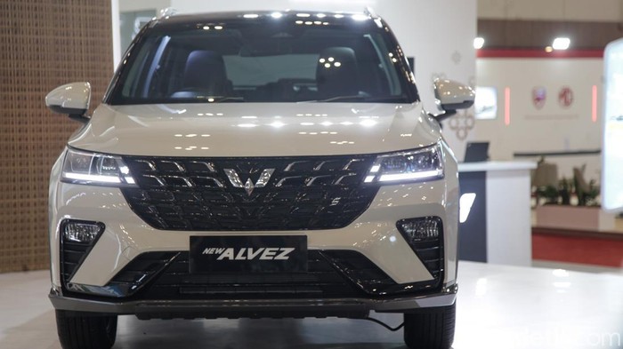 Wuling Alvez terbaru meluncur dalam ajang Gaikindo Jakarta Auto Week 2025 di ICE BSD City Tangerang, Jumat (21/11/2025). Wuling Alvez mendapat penyegaran dari sisi kosmetika dan fitur.