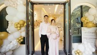 Diketahui Yasmine Ow memang sudah menikah lagi usai cerai dari Aditya Zoni. Dari pernikahan itu, keduanya dikaruniai satu anak. Yasmine Ow menikah dengan Khairul Ariffin Omar atau Ipin di Pacific Sutera Harbour, Kinabalu, Sabah, Malaysia.  Foto: dok instagram Yasmine Ow