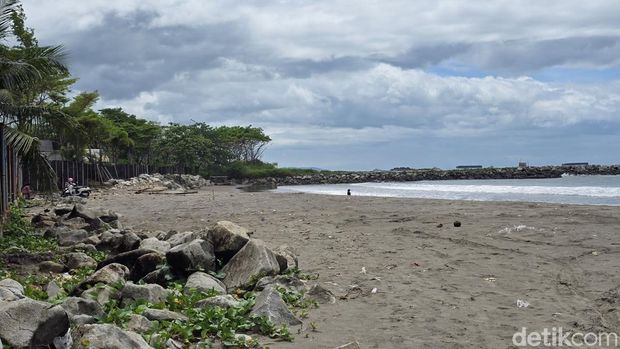 Air Berbusa Keluar dari Gorong-gorong di Pantai Cipatuguran Palabuhanratu Air Berbusa Keluar dari Gorong-gorong di Pantai Cipatuguran Palabuhanratu