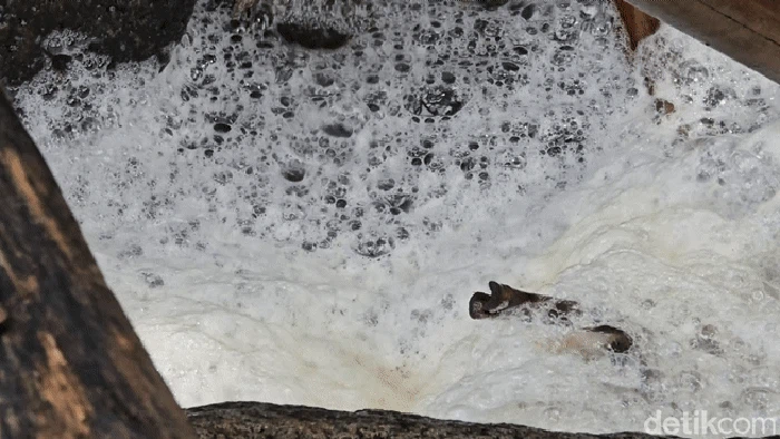 Air Berbusa Keluar dari Gorong-gorong di Pantai Cipatuguran Palabuhanratu